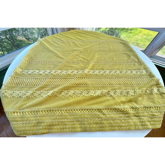 Vintage 70s curtain, muted lime green, open weave embroidered daisies, 1 panel - Picture 6 of 10